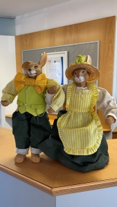 Unser Hochzeitshasenpaar schmückt unseren Empfang zur Begrüßung in unserem Schmuckhaus